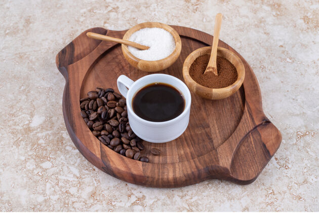 粉末咖啡和糖放在一个小木托盘上杯子托盘