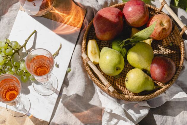 膳食在毯子上布置野餐食品美食水果酒