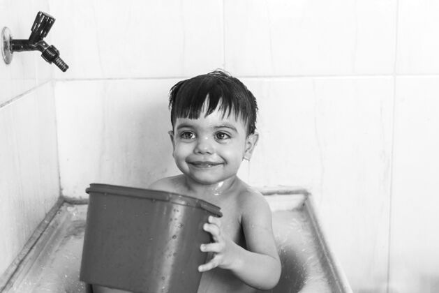 水男婴在水槽里洗澡男孩婴儿期可爱