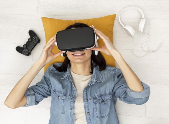 女人戴着虚拟现实耳机的肖像女人虚拟现实眼镜女人模型