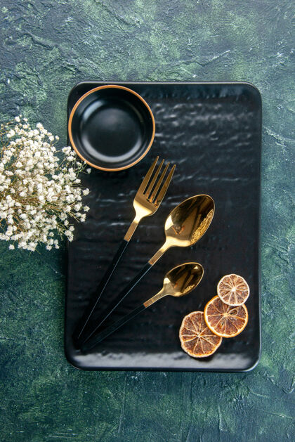 工具顶视图黑色盘子 黑色表面上有金色餐具餐具颜色餐银色餐厅餐盘服务晚餐视图托盘剪刀