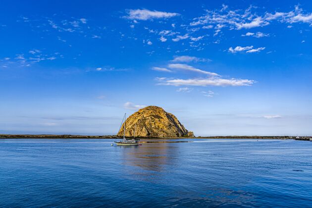自然美丽的景色在一个小岛附近的一个岛屿在海洋中的蓝天下石头悬崖风景