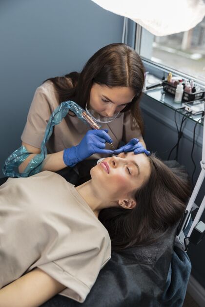 专业美容师正在为她的女客户做眉毛护理过程女人护理
