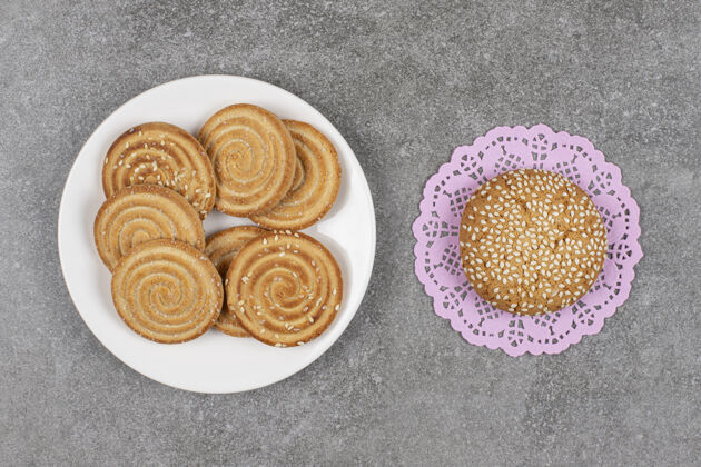 美味松脆饼干加种子放在白板上 配上新鲜的小面包糕点面包房食品