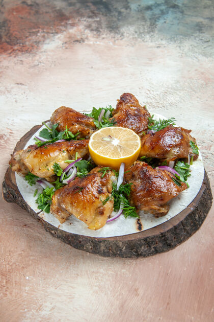 一餐侧视鸡肉一只开胃的鸡肉放在洗手盆上 柠檬洋葱香草放在木板上肉胡椒木头