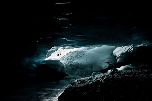 徒步旅行黑暗的雪洞动物冰川大自然