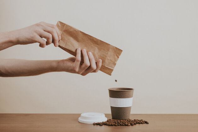 浓缩咖啡用手把咖啡豆从纸袋倒进咖啡杯阿拉比卡咖啡店茶