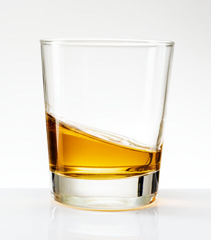 直起威士忌在玻璃杯里端得整整齐齐单人庆典快照
