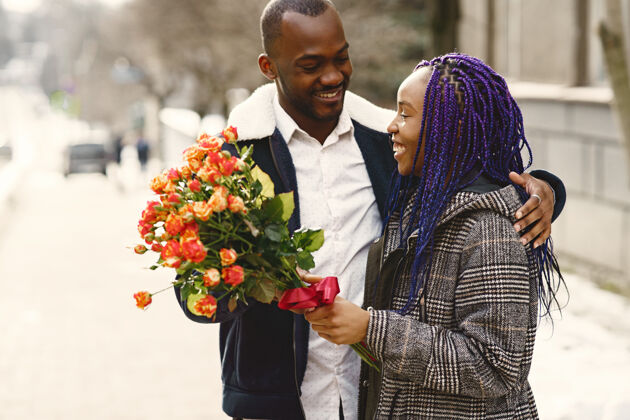 情侣人们站在外面男人给女人送花非洲夫妇情人节肖像感情美国