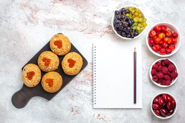 水果俯视图小甜饼美味的甜品 茶点上有水果的白色表面派甜饼甜饼甜饼蛋糕饼干风景早餐