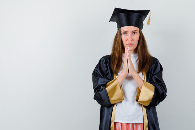 保持女毕业生穿着校服 手挽手祈祷 衣着休闲 充满希望正面图大学微笑证书