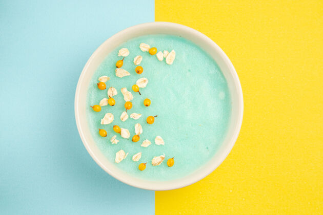 谷类俯视图蓝色冰甜点内盘蓝黄表牛奶色麦片牛奶培养皿食物