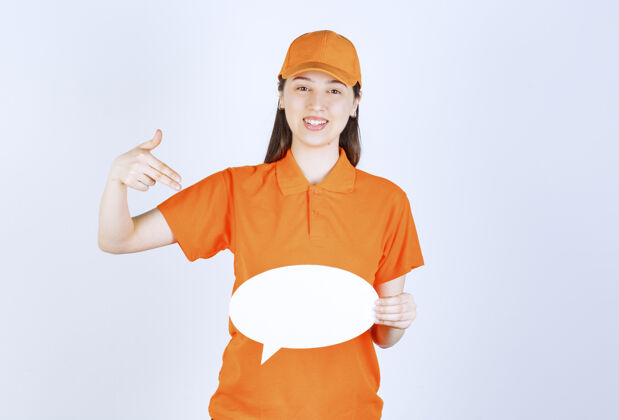 职员身着橙色制服的女服务人员手持椭圆形信息板信息姿势人