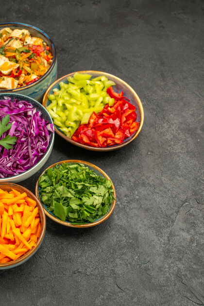美食顶视图不同的蔬菜切片与鸡肉沙拉在灰色的桌子沙拉饮食健康饮食盘子午餐