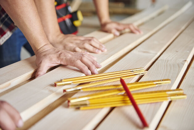 制造年幼的木匠在量木板设备工作工具测量