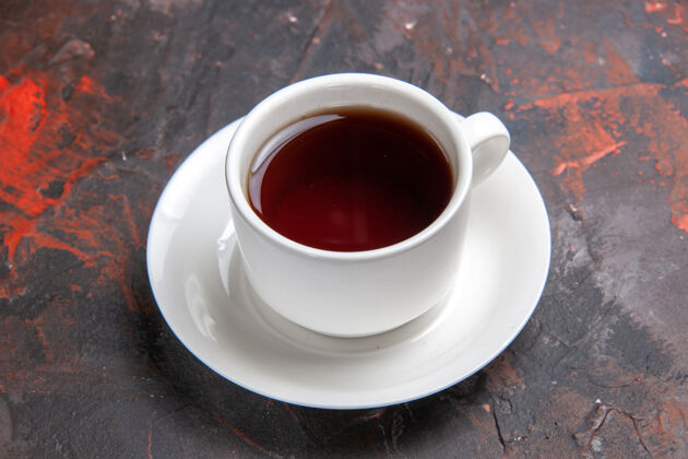 浓缩咖啡前视茶几上一杯深色茶色的茶道杯子黑暗的食物