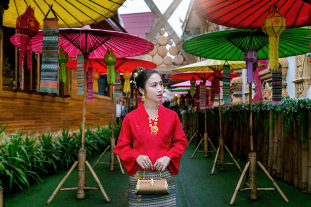 肖像在泰国南部著名的地方 穿着泰国传统服饰的亚洲妇女翻译：“欢迎”水时尚南