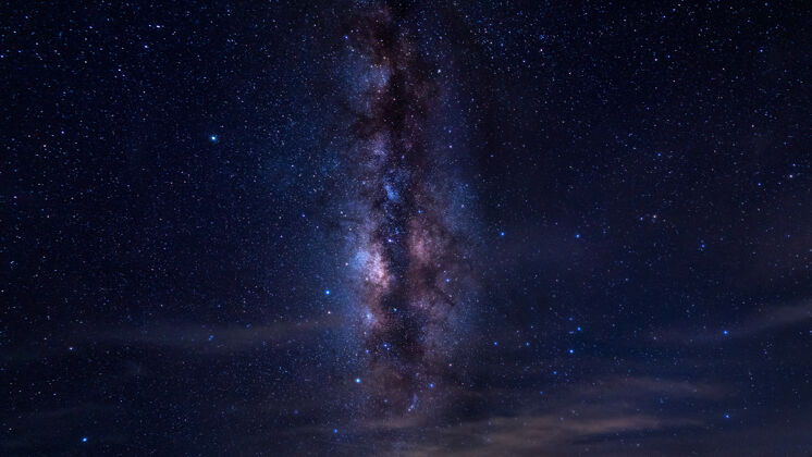 风景银河系在夜晚曝光明亮宇宙