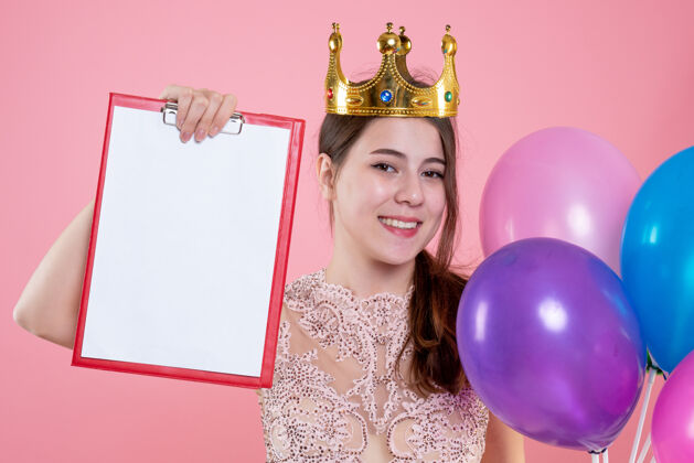 粉色特写前视图快乐派对女孩与皇冠举行剪贴板和气球快乐派对女孩成人皇冠