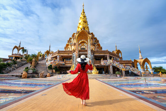 山一个女人站在泰国khaokhophetchabun的watphra那座phasonkaew寺庙文化佛教考