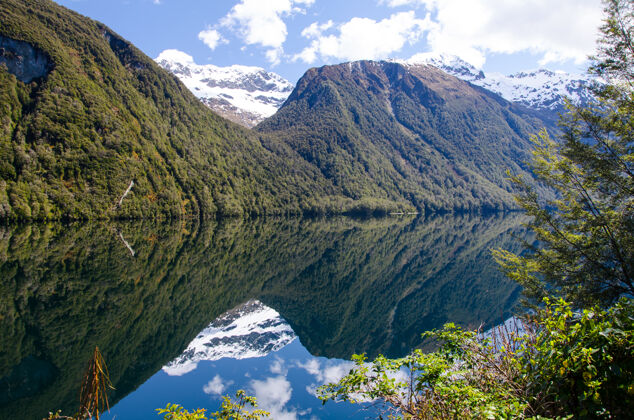 天美丽的镜湖景观 米尔福德湾 新西兰水冒险山
