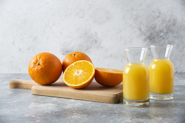 切片一杯果汁加一片橙子美味柑橘圆形