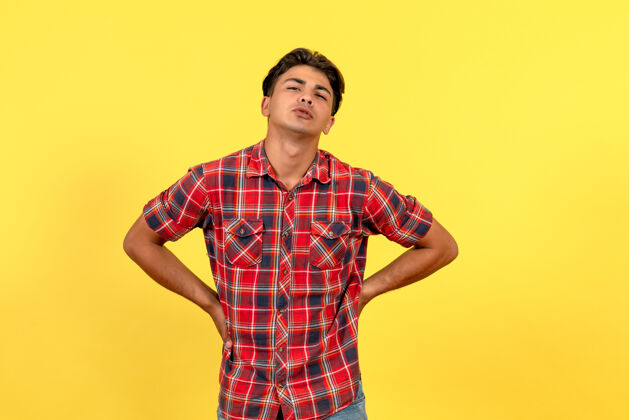 休闲正面图身着黄色背景亮色衬衫的年轻男性模特彩色男性人物成人衬衫
