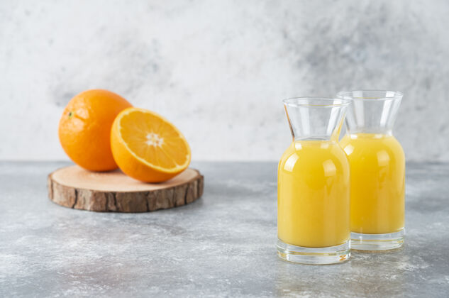 切一杯果汁加一片橙子美味冷有机