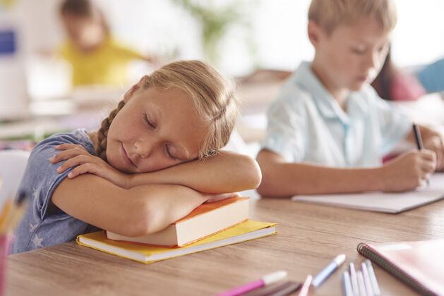 学生上课时睡觉的女孩睡眠沉默宁静的场景