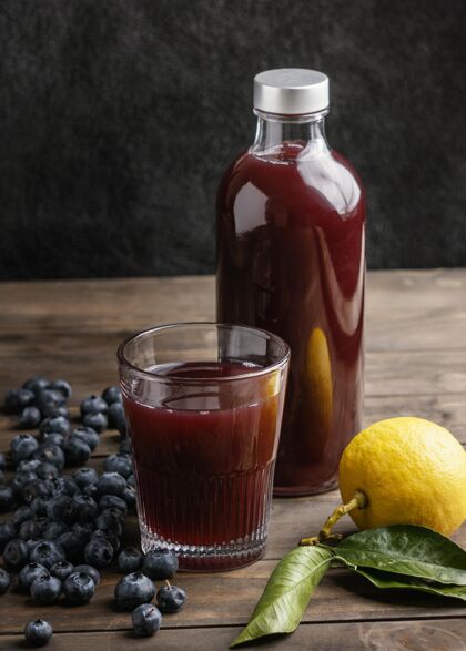 健活方式健康的红色饮料在玻璃瓶的安排提神提神饮料食物
