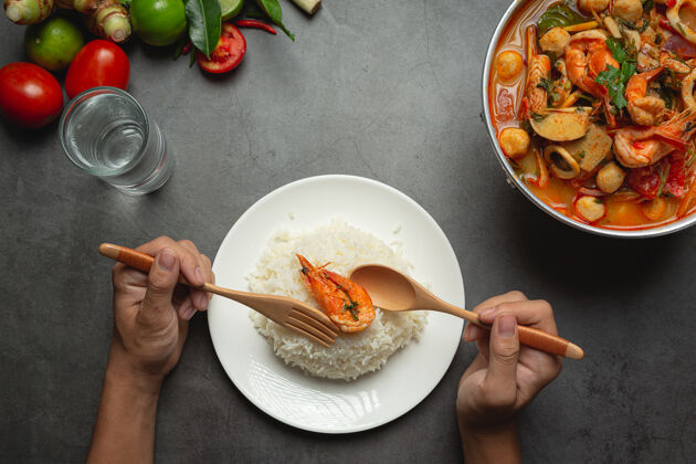 精致泰国菜；汤百胜海鲜或海鲜麻辣汤餐厅食谱草药