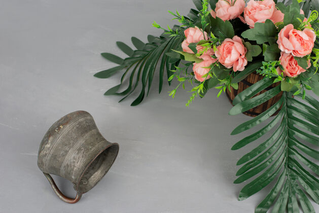 花美丽的花束放在灰色的桌子上花花瓶玫瑰