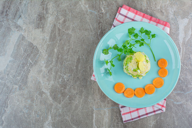 胡萝卜玉米沙拉和胡萝卜片放在盘子里 茶毛巾放在大理石上美味开胃菜玉米