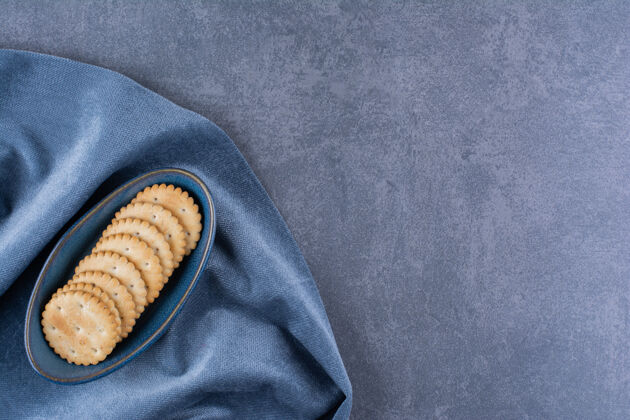 饼干一碗蓝色的黄油饼干放在桌布上喝茶饼干黄油茶