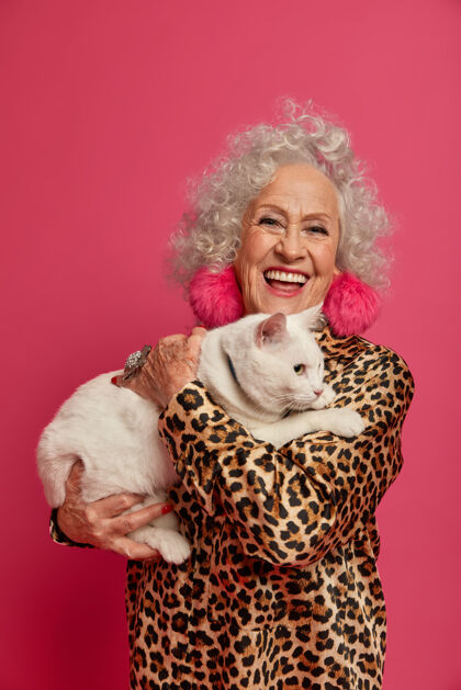 乐观幸福的皱纹时尚奶奶与美丽的猫特写肖像奶奶卷发快乐