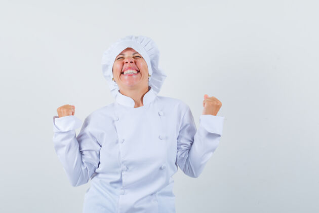 人一个金发女人穿着白色厨师制服展示成功的姿态 看起来很漂亮化妆时尚皮肤护理