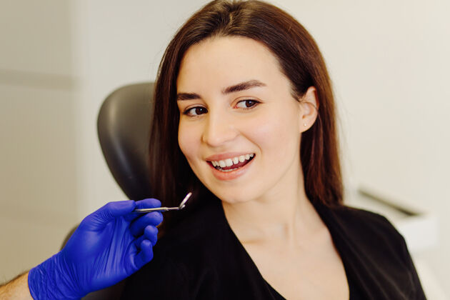 工作看牙医的女人访问快乐口腔