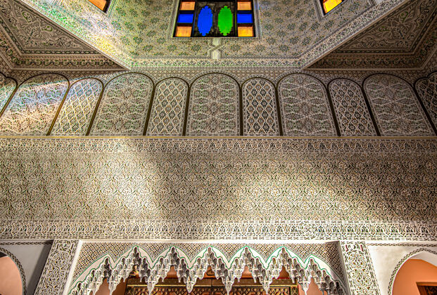 伊斯兰室内部分采用传统的东方风格 有许多装饰品和彩色玻璃窗天花板传统寺庙