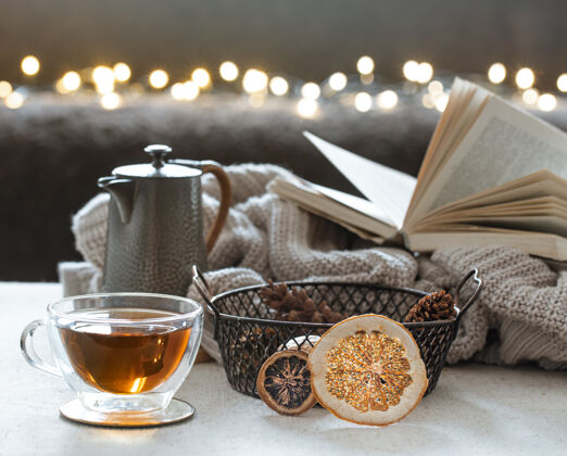 茶玻璃茶杯 茶壶 书籍 针织元素 家居舒适温馨的理念针织特写房子