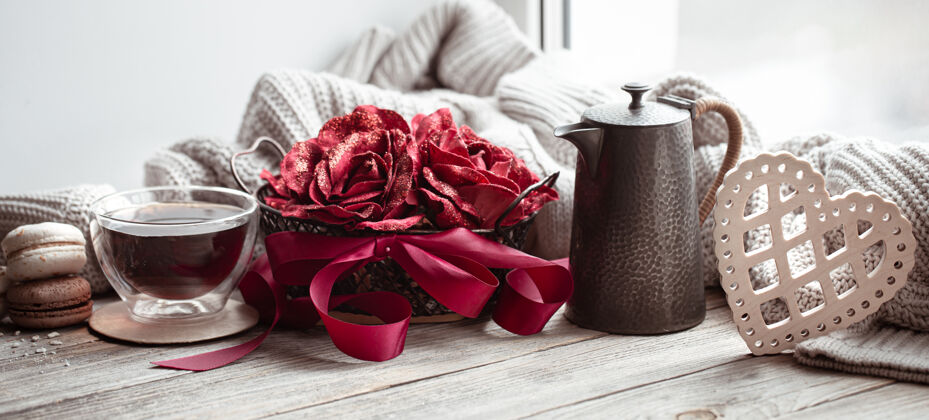 花浪漫的情人节组成一杯茶 一个茶壶和装饰元素浪漫节日礼物