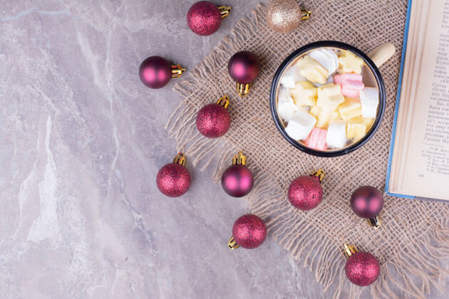 糕点一杯带红色圣诞树球的棉花糖饮料烹饪地壳面粉