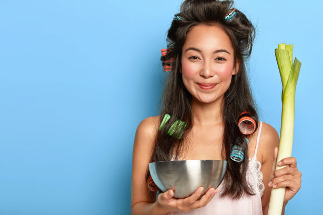 复制空间漂亮的正亚洲女士拿着青葱 钢碗 去切菜姿势房子美味