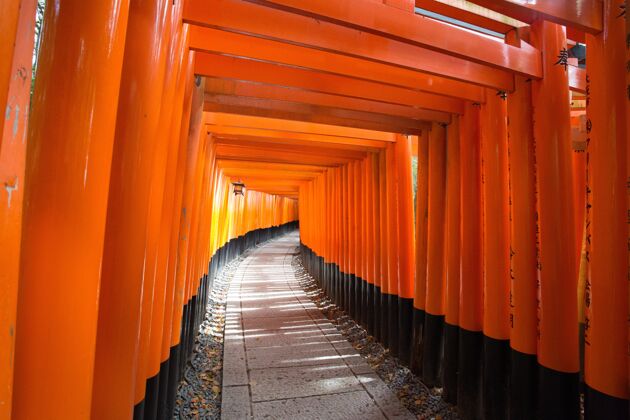 公园橙色的入口进入日本京都的fushimiinari神社寺庙橙色砖块
