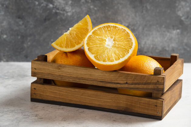 果汁在大理石上切鲜橙子美味生的切片