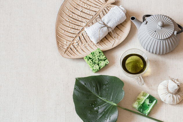 保健用肥皂 毛巾 树叶和绿茶静物健康和美丽的概念身体护理成分美容