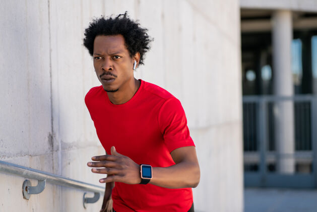 活跃一个黑人运动员在街上户外跑步锻炼动作跑步男性
