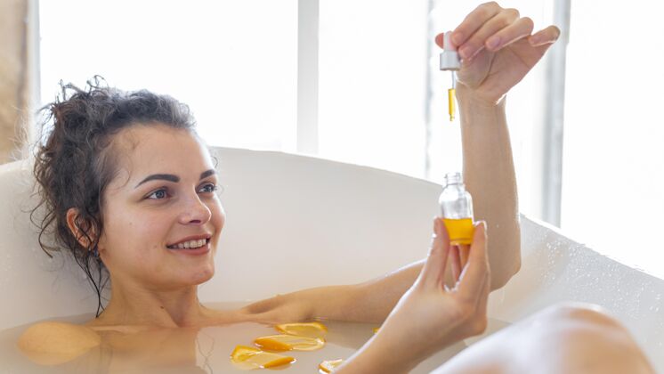 室内在浴缸里洗澡的女人模特浴缸橘子片