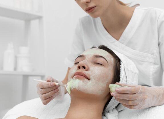 女人在美容院做面部护理的女人美容护理沙龙美容治疗
