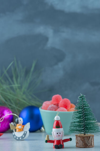 圣诞树一个蓝色的果酱盘 大理石背景上有圣诞小玩具高质量的照片大理石果冻可食用