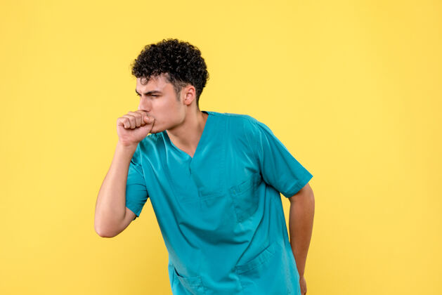 咳嗽医生医生正在谈论咳嗽的治疗方法治疗谈话电话